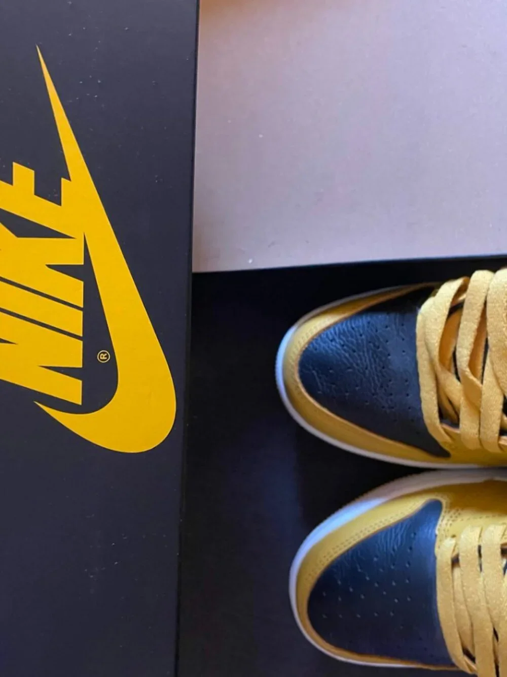Nike Air Jordan 1 High OG “Pollen” Black/Yellow~Like New/with box size 5 men